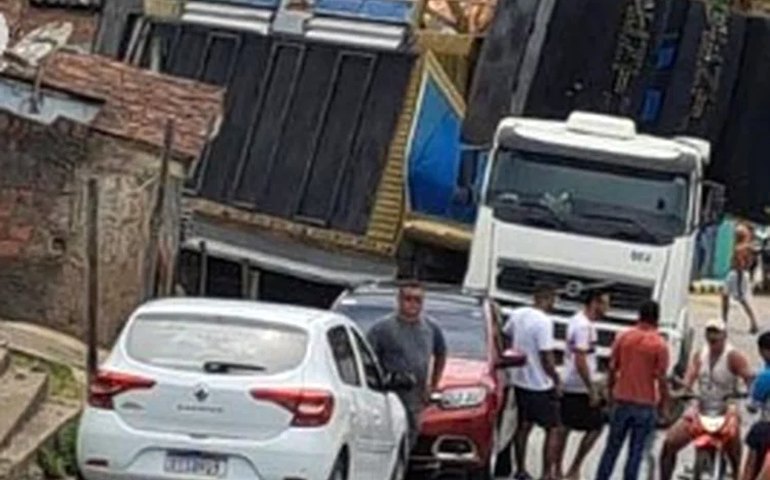 Trio elétrico colide com muro de casa em Messias devido a falha nos freios