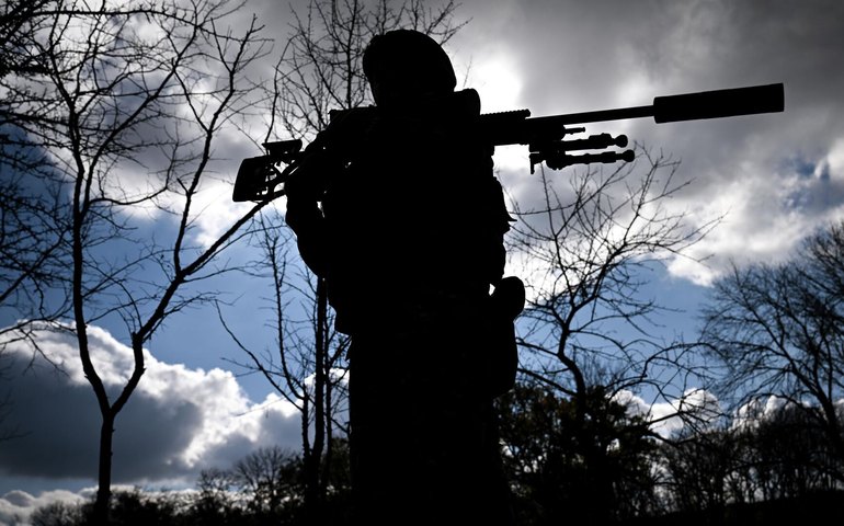 Soldado russo entrega medicamentos sob ataque de drone ucraniano, afirma Ministério da Defesa