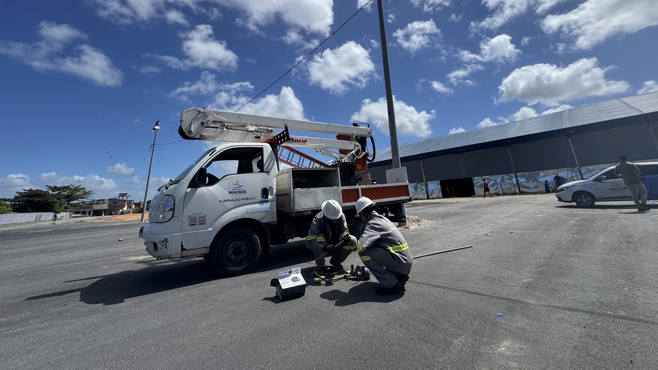 Prefeitura avança com obras para iluminação no novo mercado da produção
