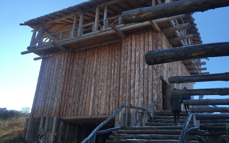 Desenterram na Noruega antiga folha de ouro com imagem estampada de homem e mulher (FOTO)