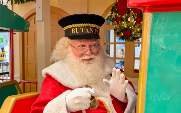 Shopping em São Paulo cria espaço especial para pessoas com autismo encontrarem o Papai Noel