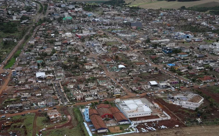 Imagens de satélite mostram destruição em Rio Bonito do Iguaçu após tornado