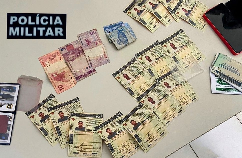 Homens são flagrados com 16 CNHs falsas e tentam subornar policiais em Sergipe / Foto: Foto: Polícia Militar/SE