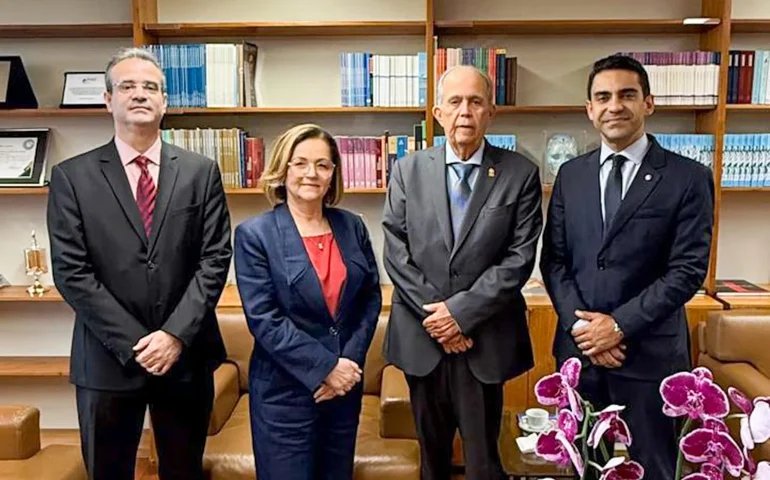 Corregedor-geral Celyrio Adamastor recebe ministra Marluce Caldas em visita institucional.
