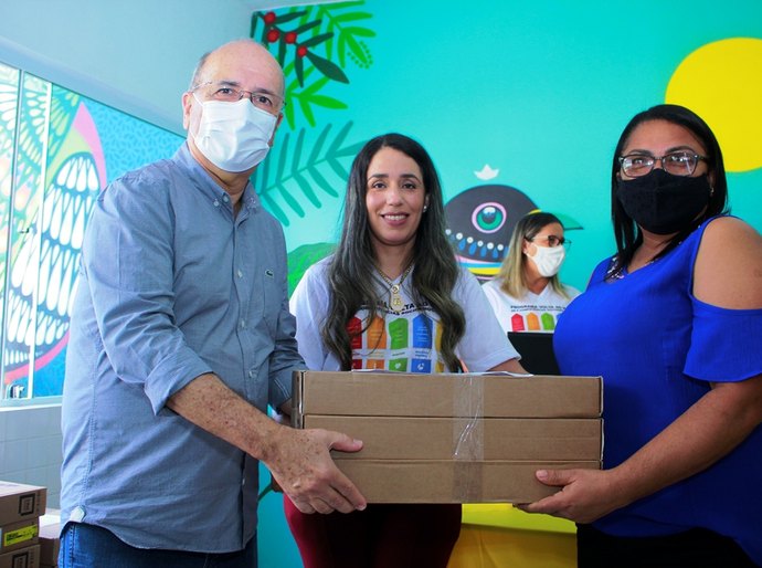Semed Penedo distribui notebooks e orienta diretoras sobre protocolo de volta às aulas