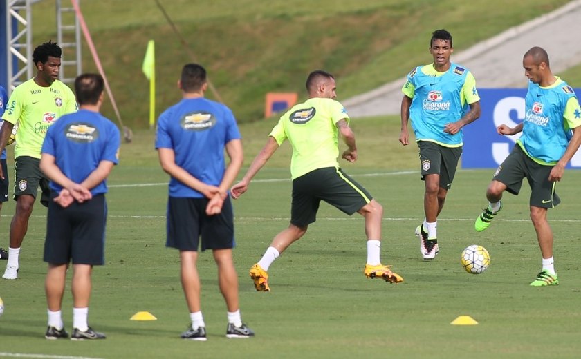 Seleção faz treino com torcida e tumulto na entrada da Granja Comary