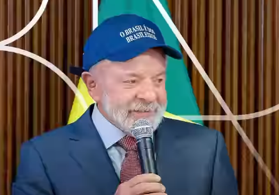 Lula e ministros usam boné 'O Brasil é dos brasileiros' em reunião