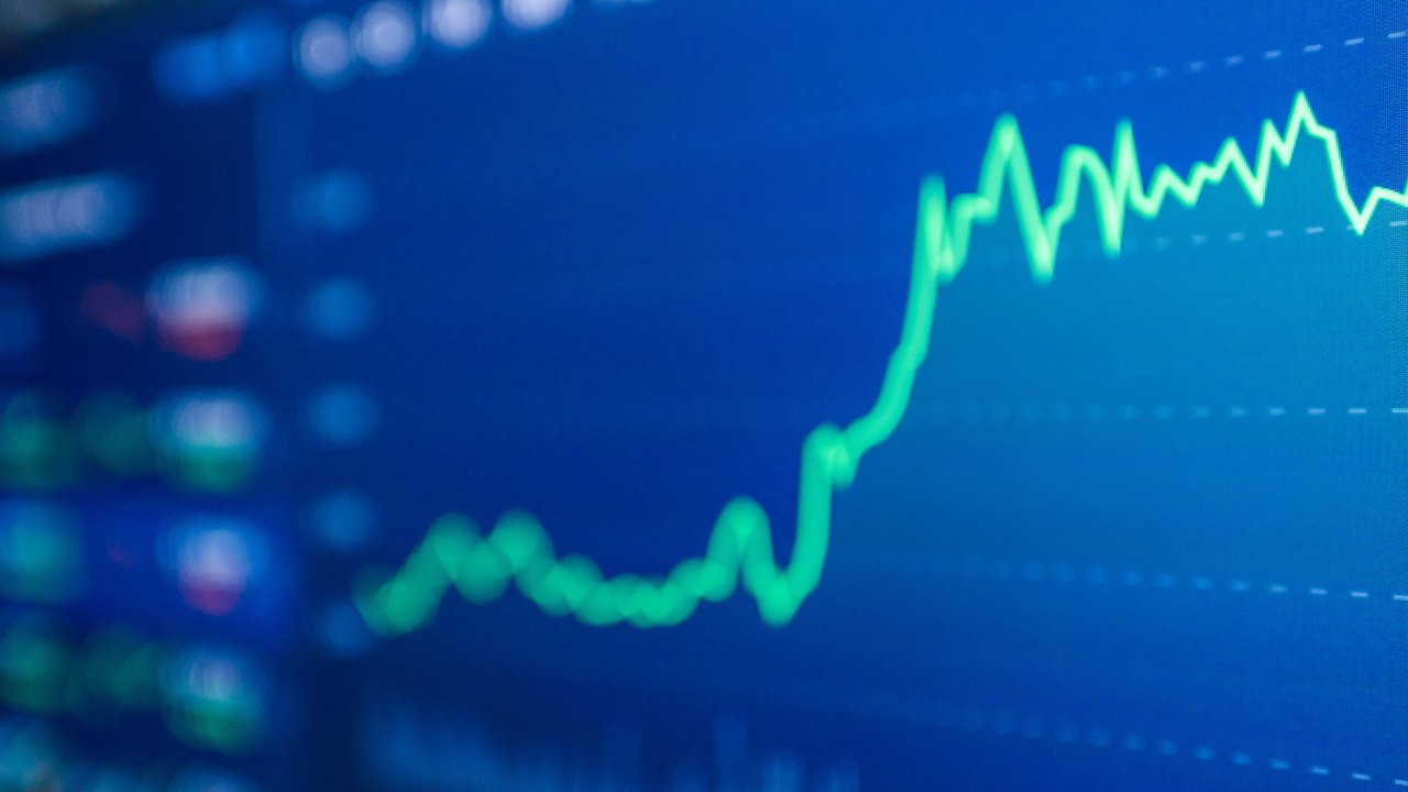 Taxas futuras seguem cautela no exterior e encerram sessão de 3ª em alta