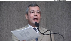 Petista também denunciou retenção de salários dos professores /Foto: Acrísio Siqueira