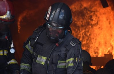 Bombeiros controlam incêndios em imóveis na parte alta de Maceió