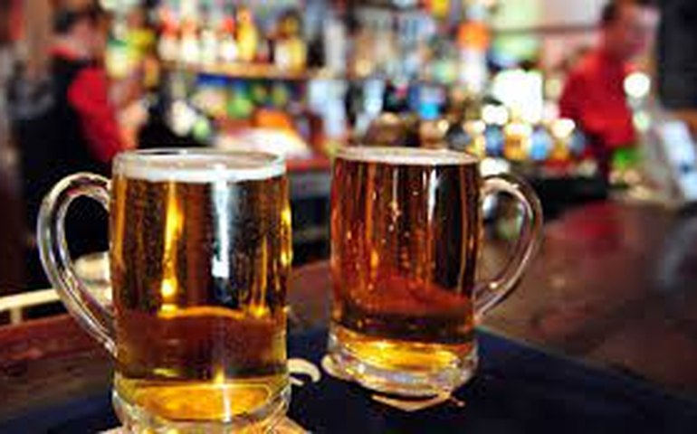 Disputa entre cerveja e destilados sobre taxação vai de teor alcoólico ao peso da dose
