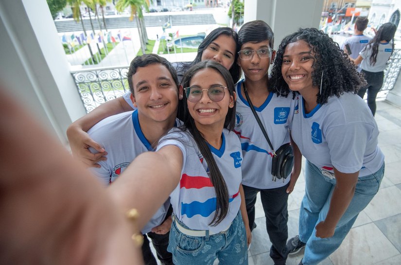 Seduc reforça necessidade de estudante fazer chave pix para recebimento do benefício do Cartão Escola 10