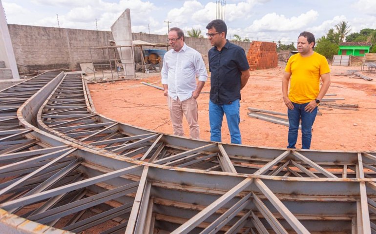 Prefeito Luciano constrói ginásio poliesportivo em Cangandu
