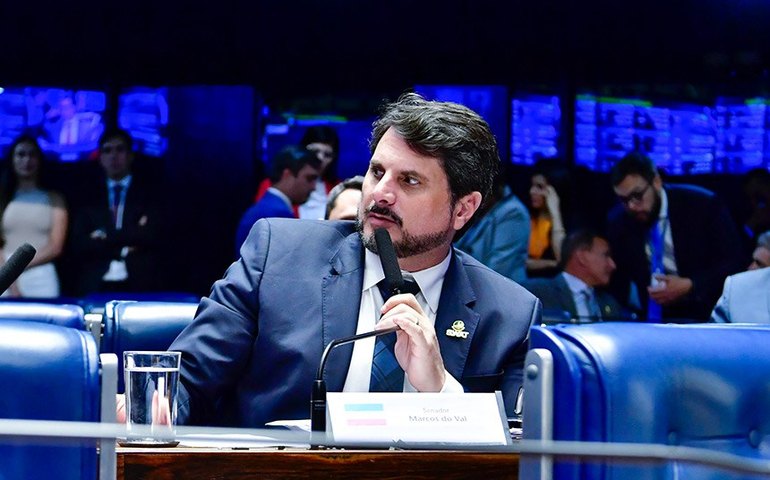 Marcos do Val contradiz Bolsonaro em depoimento à PF