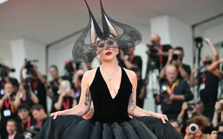 Chapéu usado por Lady Gaga em Veneza foi uma homenagem a um dos nomes mais importantes da moda nos anos 90; entenda