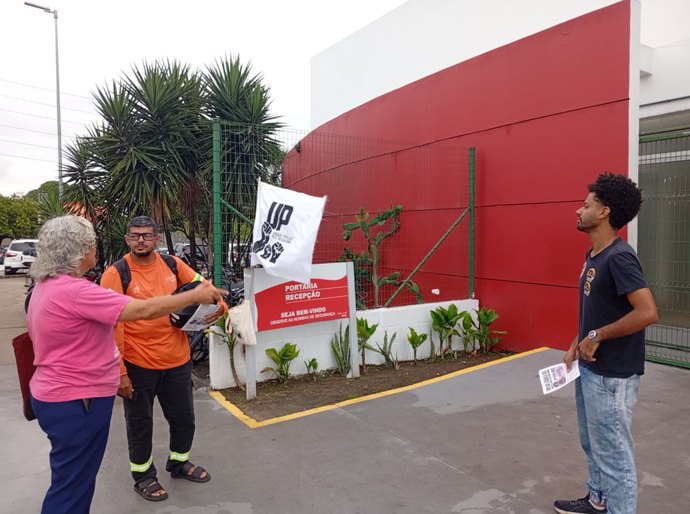 Lenilda Luna inicia agenda de campanha às 5h45 na porta da fábrica da Coca-Cola e defende o fim da escala 6x1 em Maceió
