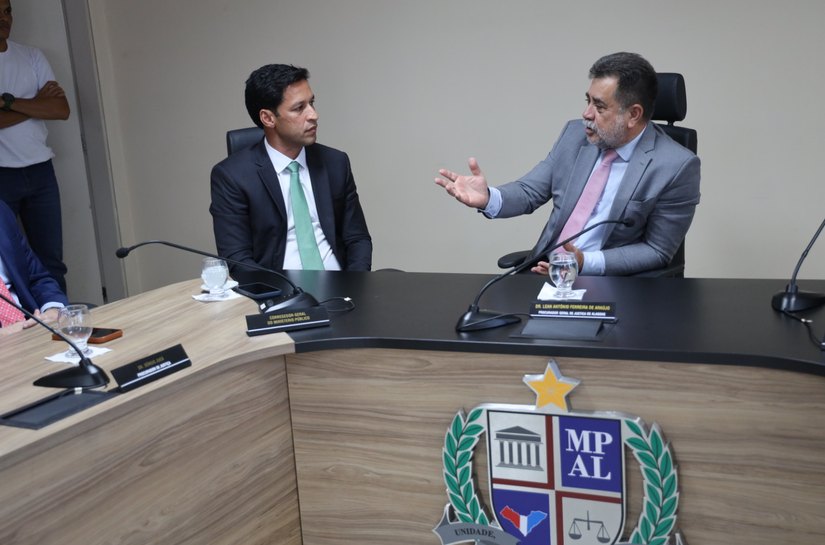 PGJ Lean Araújo recebe prefeito Rodrigo Cunha e reforça diálogo institucional