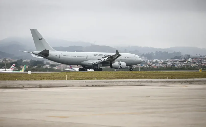 Avião com 221 brasileiros repatriados do Líbano chega em Guarulhos