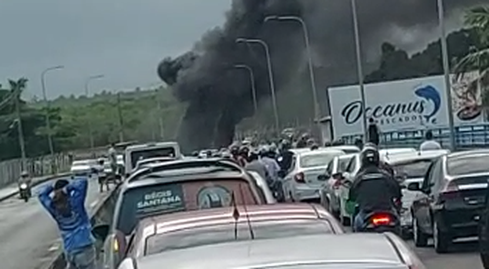 Manifestantes bloqueiam trânsito com pneus em chamas na ponte entre Aracaju e Barra dos Coqueiros