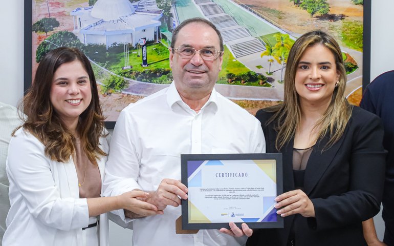 Luciano Barbosa recebe Certificado Prefeito Amigo do Desenvolvimento Social