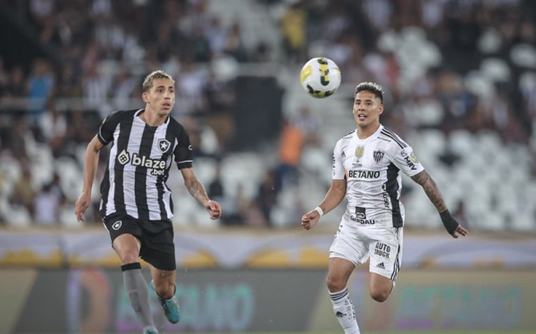 Atlético-MG vence Botafogo no Rio e assume a liderança do Brasileirão