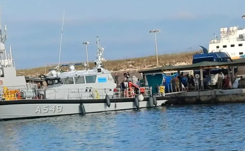 Itália retoma buscas por desaparecidos em naufrágios