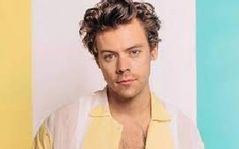 Harry Styles raspa os cabelos e deixa fãs inconsoláveis: 'Em luto pelos cachos'