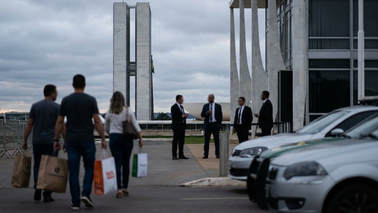 Câmara aprova texto-base da MP que extingue taxa das blusinhas