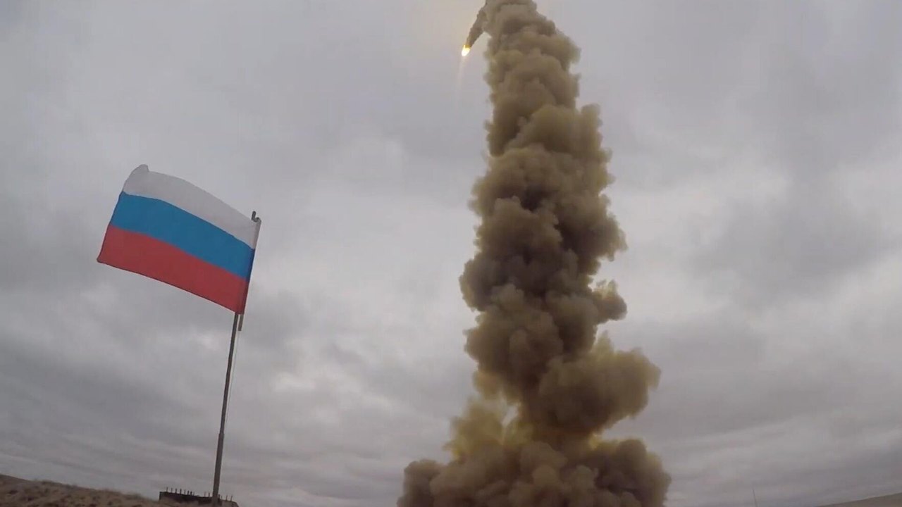 Rússia faz ataques massivos com mísseis e força Ucrânia a cortar o fornecimento de energia