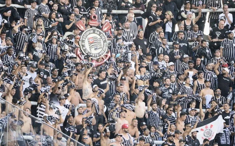 Súmula de clássico tem cantos homofóbicos e objetos atirados por corintianos