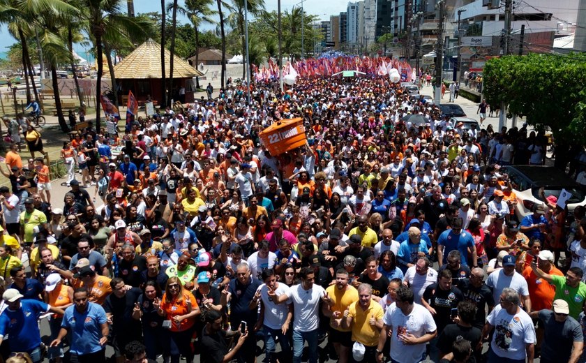 JHC reúne multidão durante campanha gigante na orla de Maceió