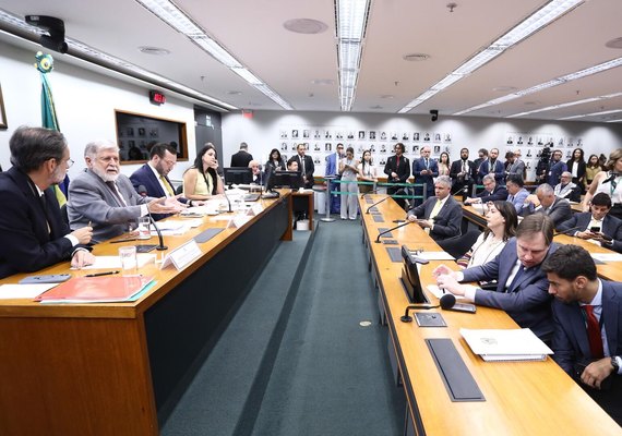 Celso Amorim ou Mauro Vieira? Especialista critica preocupação 'administrativa' de deputados