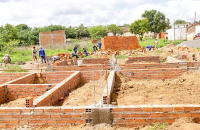 Prefeito Júlio Cezar vistoria obras de Creche Escola e anuncia pavimentação de rua