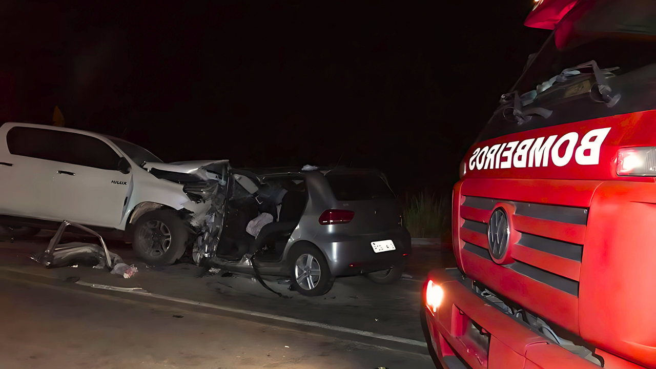 Corpo de Bombeiros atua em colisão entre carros e faz alerta à população