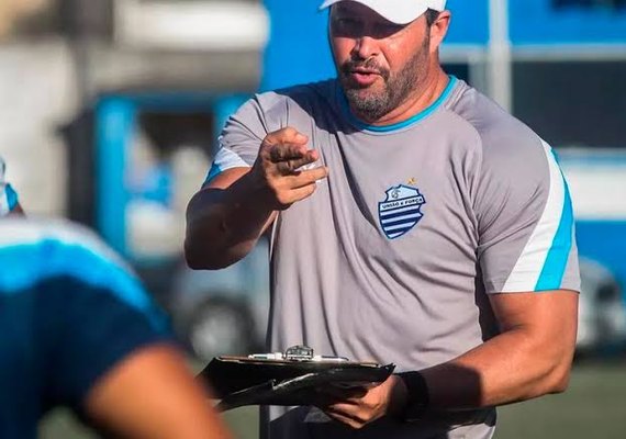 Técnico Roberto Fernandes não fica no banco do CSA em jogo contra o Sport