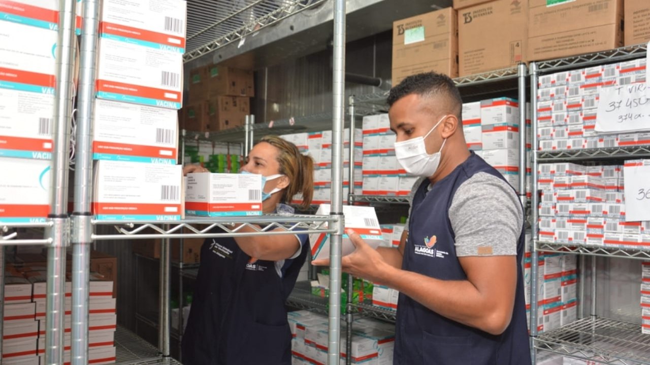 Alagoas recebe 40.960 doses de vacinas Astrazeneca e Pfizer
