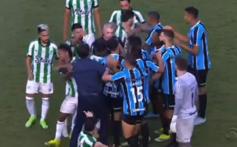 Técnico do Grêmio minimiza pancada em jogador do Juventude: 'Minha intenção não foi agredir'