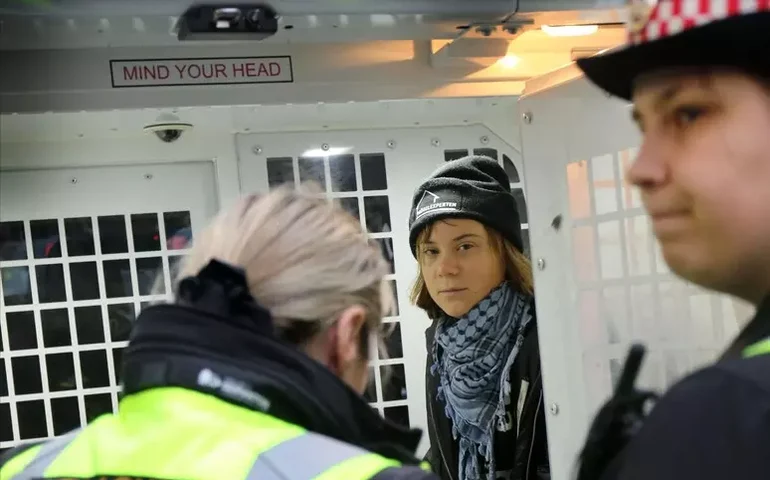 Greta Thunberg é detida em ato pró-Palestina em Londres