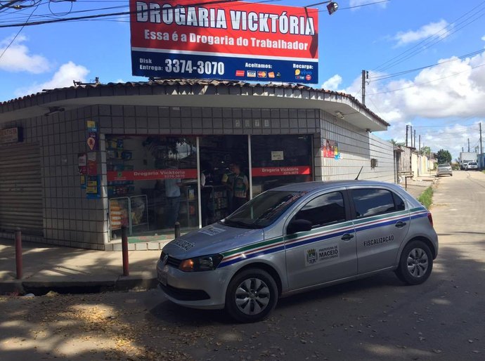 Farmácia é notificada por descartar resíduos em lixeira de residencial