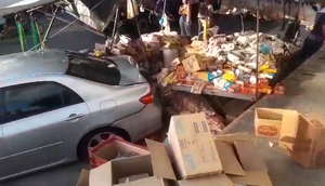 Carro invade feira livre e atropela mulher em Japaratuba