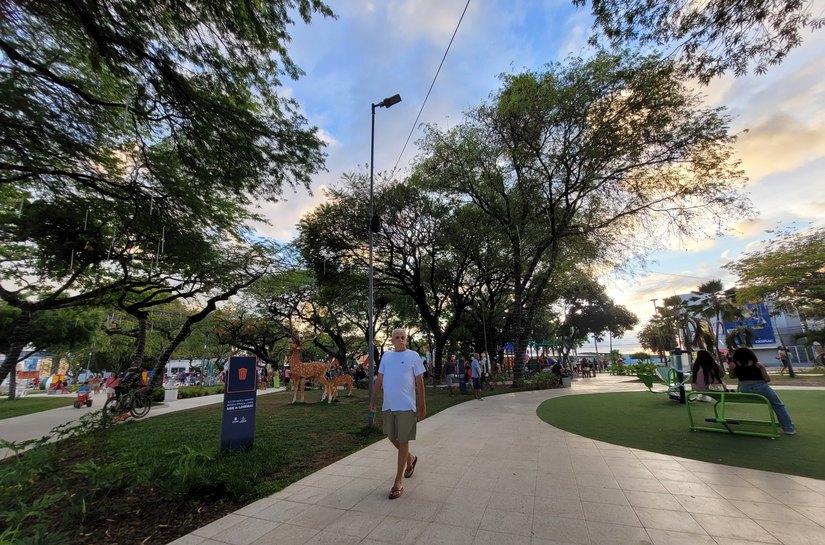 Famílias e amigos se reúnem na Praça do Centenário, após ações de revitalização