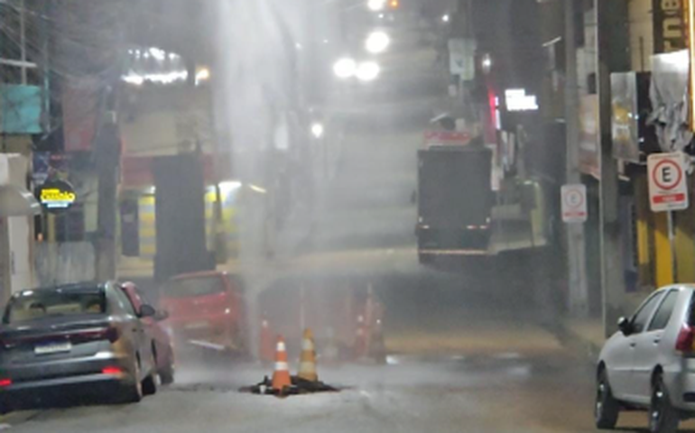 “Águas do Negão” inunda o centro de Palmeira e escancara  o caos urbano