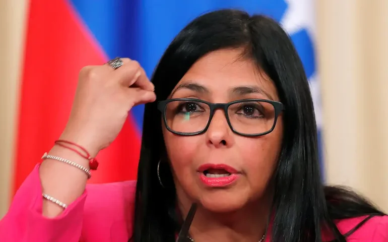 Presidente interina da Venezuela diz que libertação de presos segue em andamento