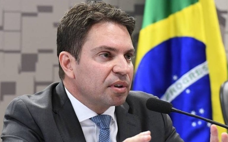 Esposa de Ramagem anuncia curso online como forma de apoio financeiro à família