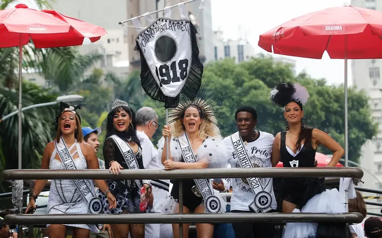 Cordão da Bola Preta celebra 106 anos reunindo milhões de foliões