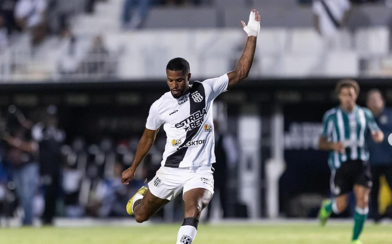 Gabriel Novaes fratura o braço e desfalca a Ponte Preta diante do Botafogo-SP