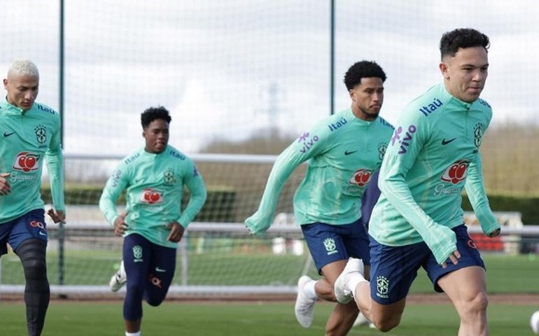 Jogadores treinam após vitória da seleção sobre a Inglaterra