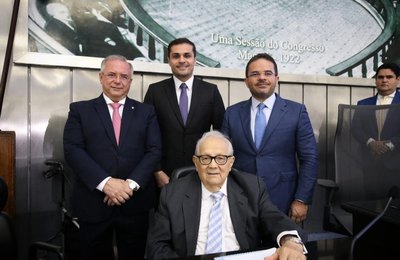 Deputado Alexandre Ayres entrega Comenda Omar Coêlho de Mello ao jurista Marcos Bernardes e ao desembargador Fábio Ferrario