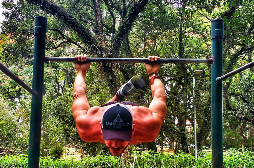 Calistenia ganha espaço como alternativa eficiente e acessível fora das academias