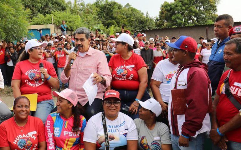 Com reeleição contestada, Maduro faz eleição para comunas na Venezuela